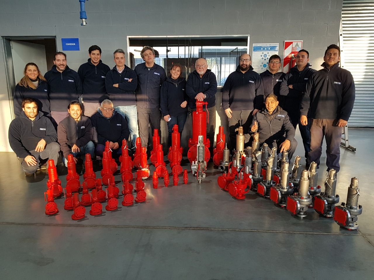 El equipo de AERRE en la planta en 2024, con la línea de válvulas adelante