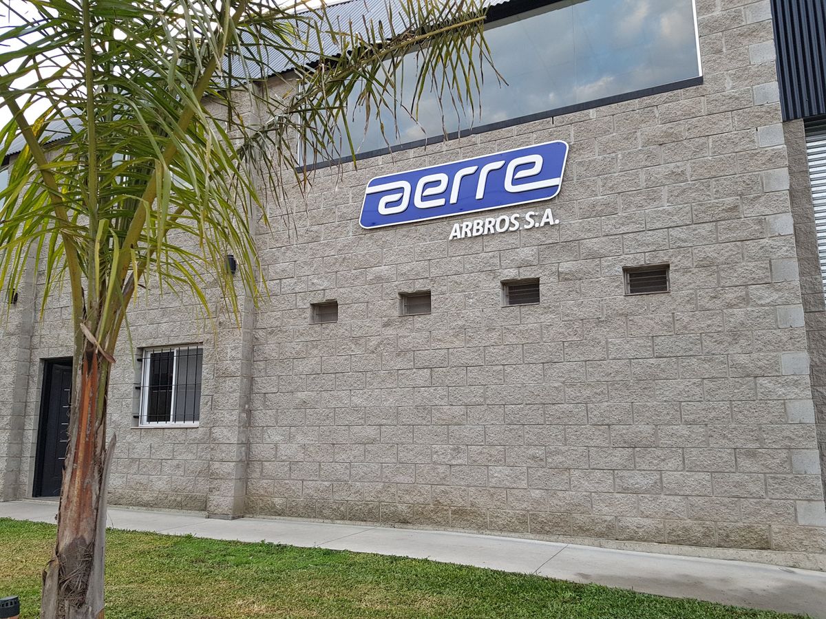 Fachada de la planta con el cartel AERRE ARBROS S.A.