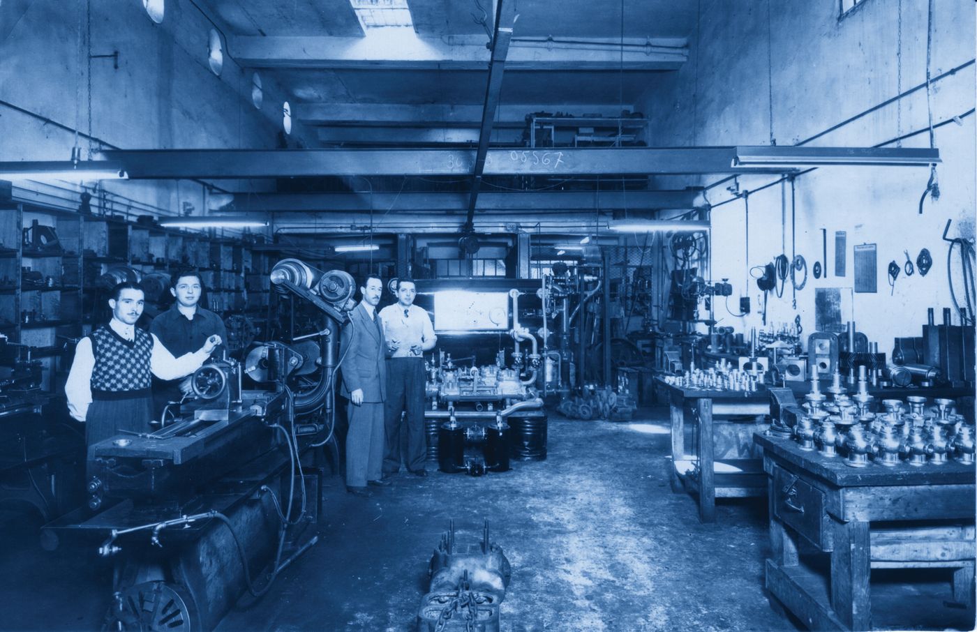 Taller histórico de la fábrica con tornos y bancos de trabajo